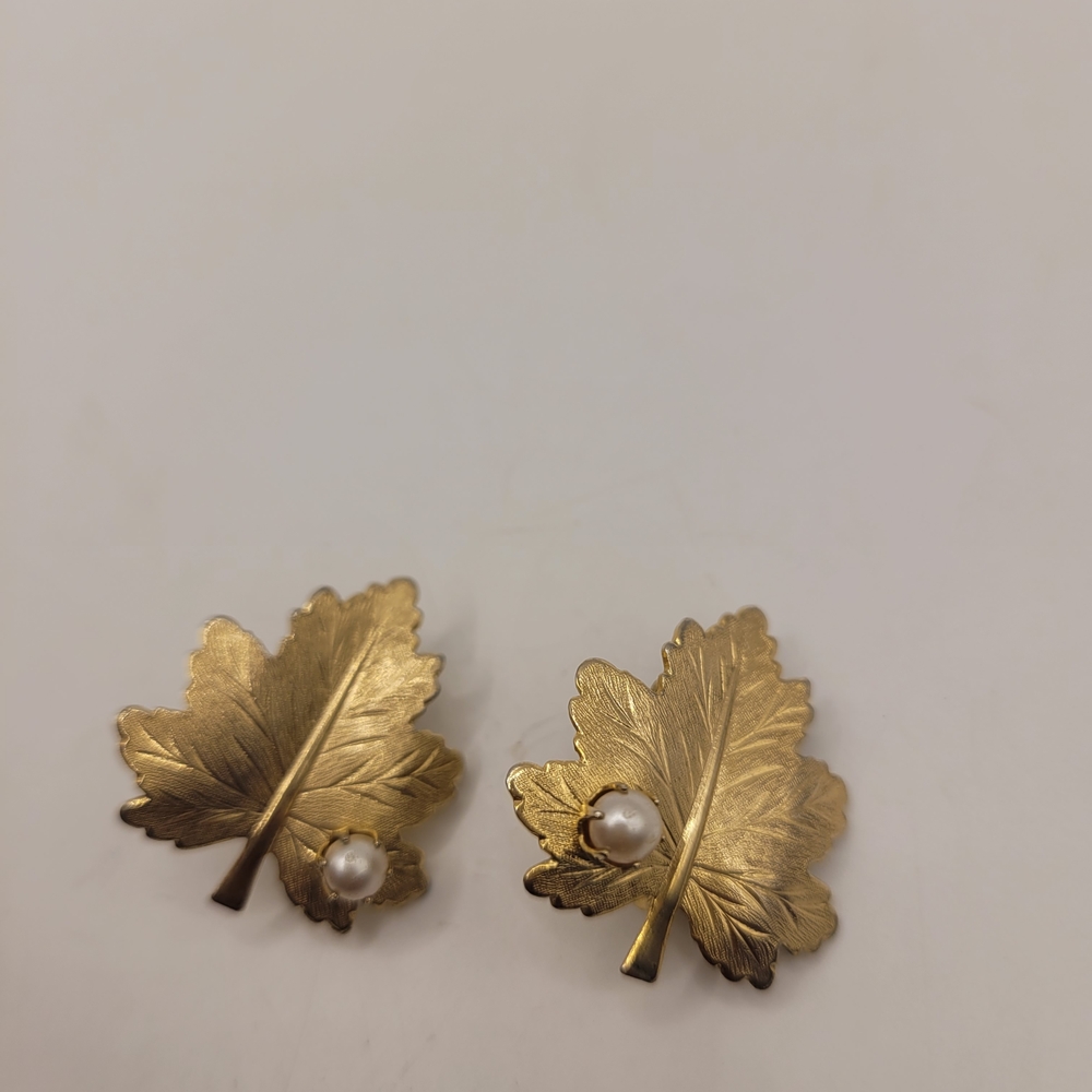Sarah Coventry Pale Gold Clip On Earrings Maple Leaf Shape Faux Pearl Vintage